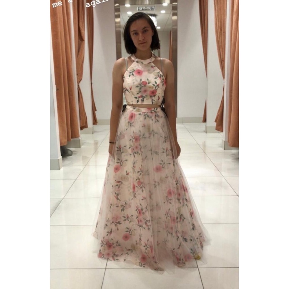Camille dress purchased in 2018. I was 5’5” around 140lbs in the picture.